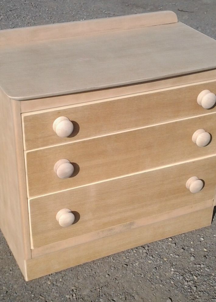 chest of drawers.